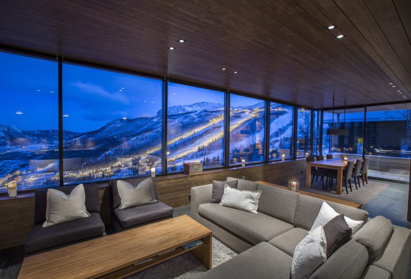 The View - fantastisk funkis-hytte midt i Skarsnuten!5 soveværelser, 12 sengepladser, 6 badeværelser, saunaPå fjeldkanten, lige under Skarsnuten Hotel, finder I hytten med Hemsedals vildeste tagterrasse og udsigt. Denne hytte har en spændende arkitektur og rummer bl.a. et flot køkken, spisestue og en stue med pejs samt et rummeligt badeværelse med sauna.Ved The View, kan I tage jeres ski på lige uden for døren og køre direkte ud på alpinbakken.Velkommen til The View!Obs: Vores priser kan varriere en smule grundet den norske kronekurs. Vores priser er ekskl slutrengøring og sengetøj.
